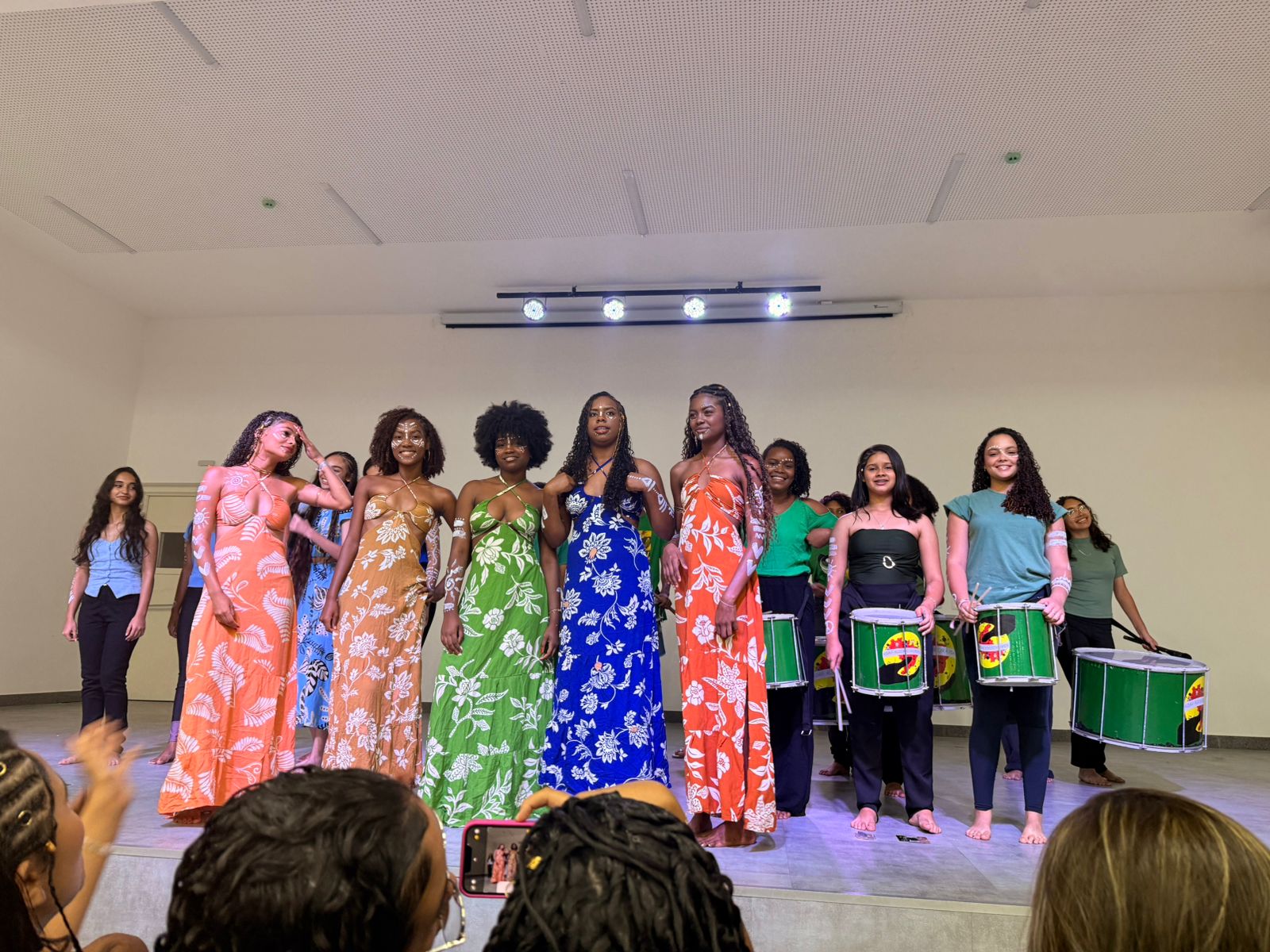 Estudantes em apresentação cultural com instrumentos da fanfarra