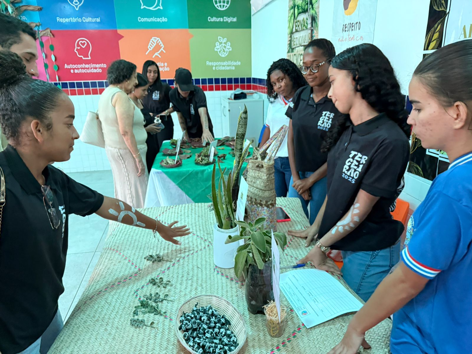 Estudantes apresentam projetos culturais e ambientais