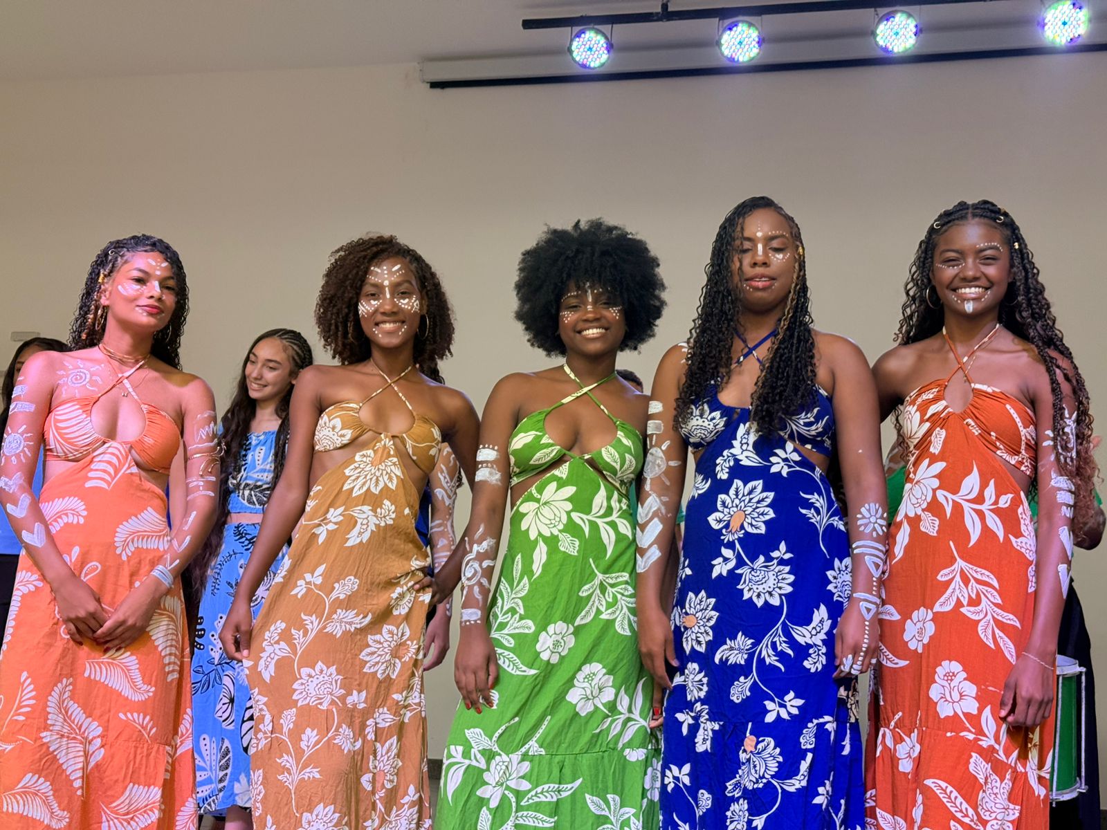 Estudantes em desfile cultural sobre identidade e juventude negra