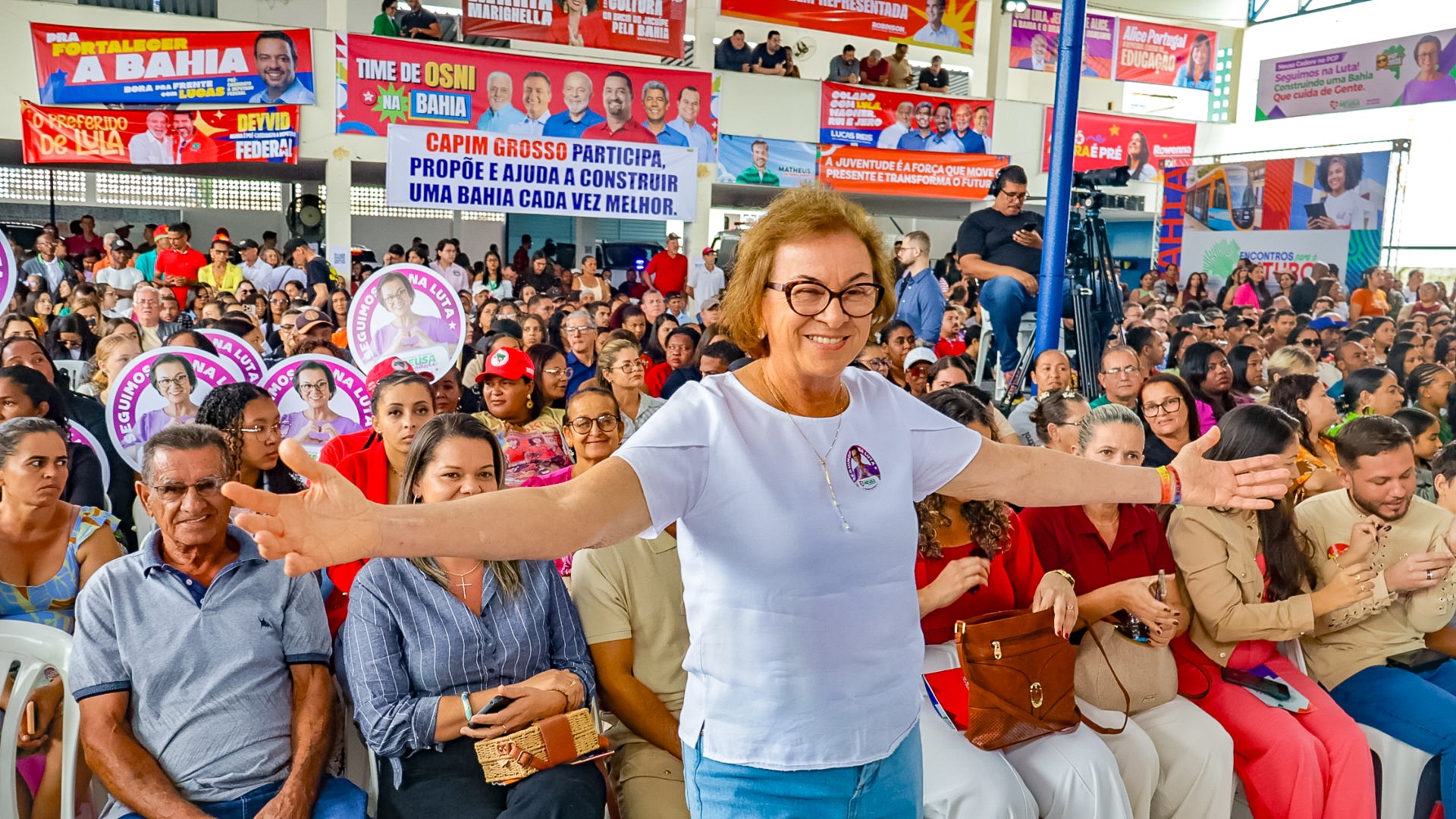 Neusa Cadore com o público na plenária territorial do Programa de Governo Participativo em Ipirá