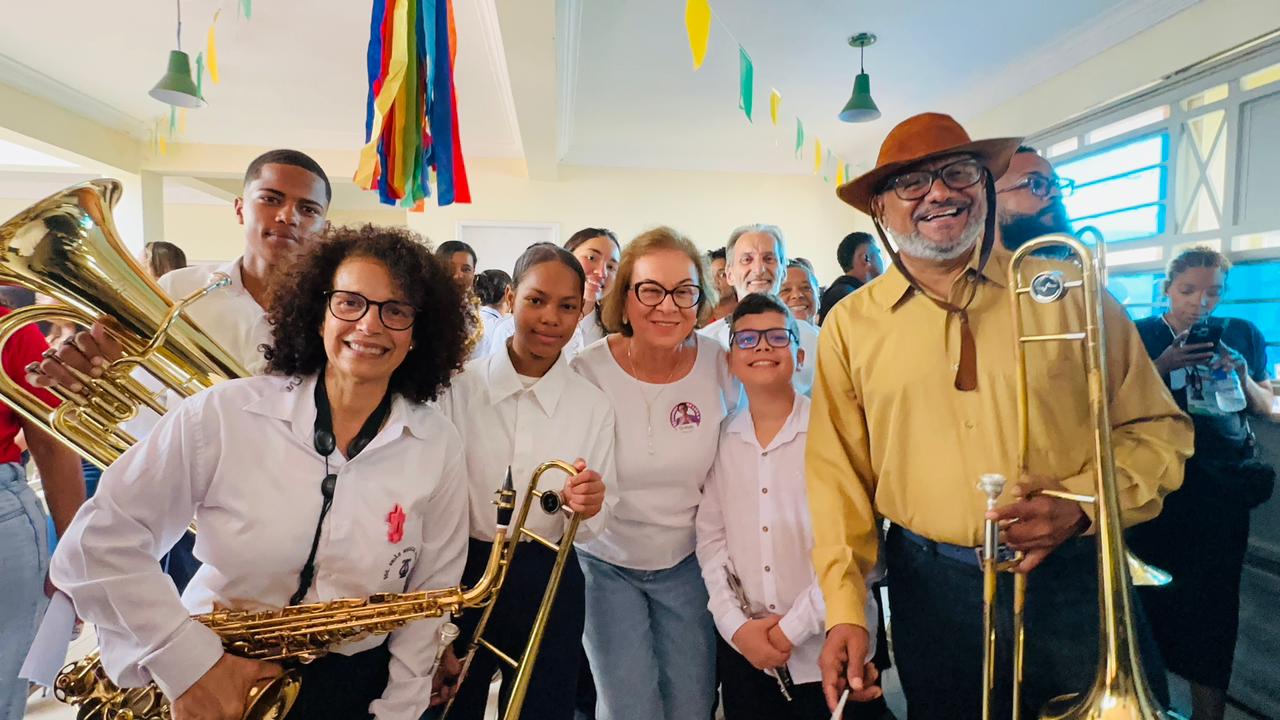 Neusa Cadore com músicos e jovens da Sociedade União Musical Ipiraense